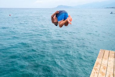 Okyanusun içine atlayan adam