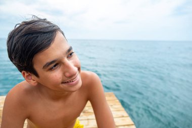 Okyanus kenarındaki yakışıklı adam.