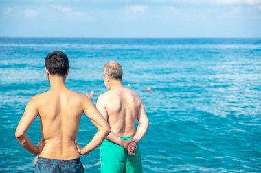 Guy ve babası denize bakıyor.