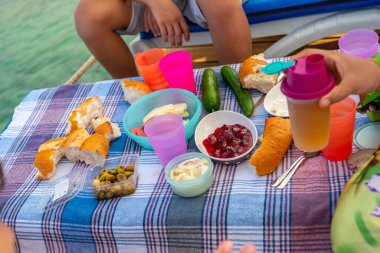 Deniz kenarındaki piknikte mutlu bir aile