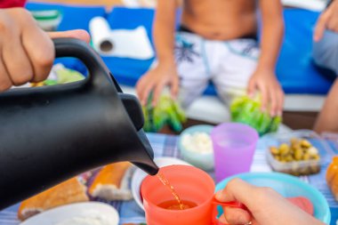 Deniz kenarındaki piknikte mutlu bir aile