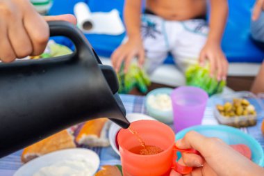 Deniz kenarındaki piknikte mutlu bir aile