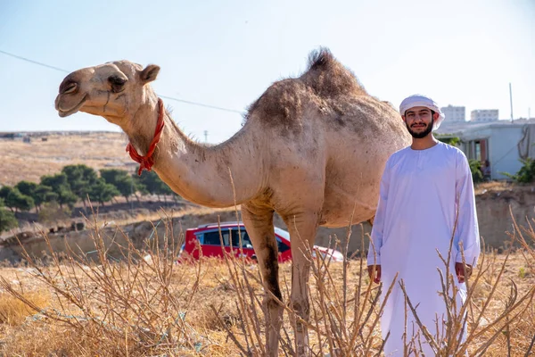 Man Zijn Kameel Genieten Van Hun Tijd Het Dorp — Stockfoto