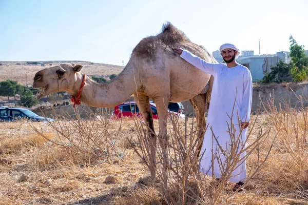 Man Zijn Kameel Genieten Van Hun Tijd Het Dorp — Stockfoto