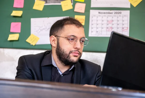 Ritratto Uomo Che Lavora Ufficio Casa Usando Computer Portatile — Foto Stock