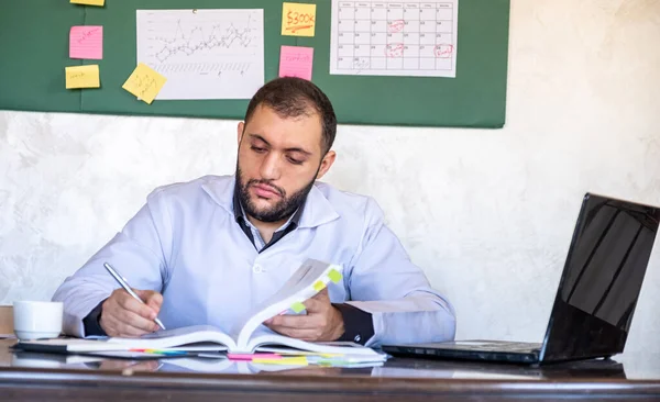 Medico Maschio Uniforme Bianca Che Studia Sul Suo Libro Con — Foto Stock