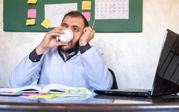 Medico Maschio Uniforme Bianca Che Studia Beve Una Tazza Caffè — Foto Stock