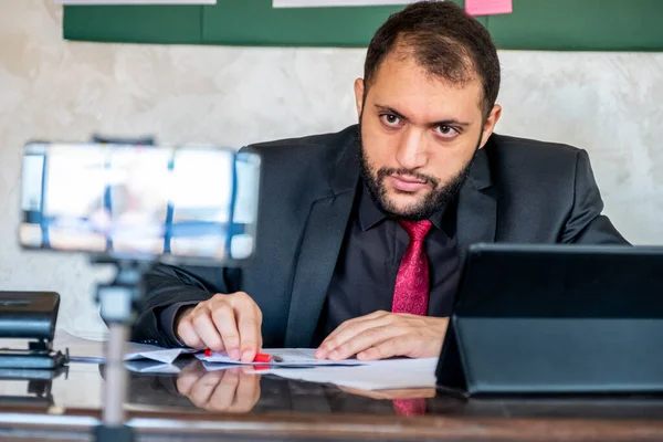 Szczęśliwy Samiec Trener Nauczyciel Webinar Głośnik Patrząc Aparat Dając Wykładu — Zdjęcie stockowe