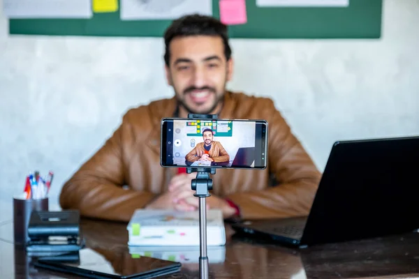 Mutlu erkek koç hocası kameraya bakarak çevrimiçi ders veriyor ya da konferans görüntülü konuşma yapıyor, gülümseyen iş adamı video eğitimi alıyor, webcam görüntüsü alıyor.