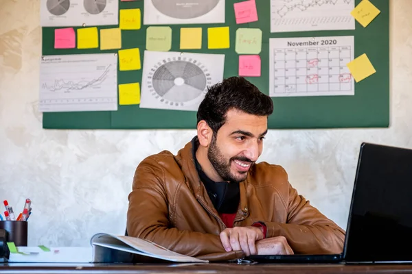 Jeune Homme Travaille Son Bureau Avec Sourire Joyeux Regard Enthousiaste — Photo