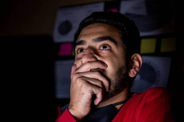 Fiatalember Laptopja Előtt Gondolkodik Túlórákban Sötét Irodájában — Stock Fotó