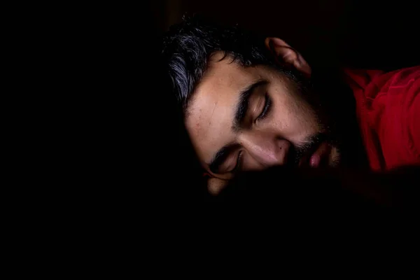 Jovem Está Dormindo Seu Escritório Escuro Após Longo Prazo Trabalho — Fotografia de Stock