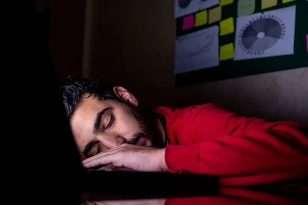 Joven Está Durmiendo Oscura Oficina Después Largo Período Trabajo Horas — Foto de Stock