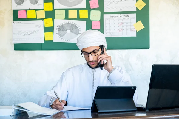 Uomo Arabo Utilizzando Suo Telefono Cellulare Mentre Lavora Scopi Comunicazione — Foto Stock