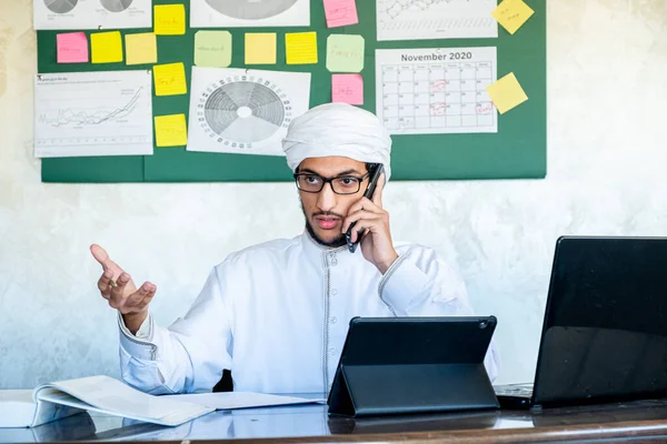 Arabian Homme Utilisant Son Téléphone Portable Tout Travaillant Des Fins — Photo