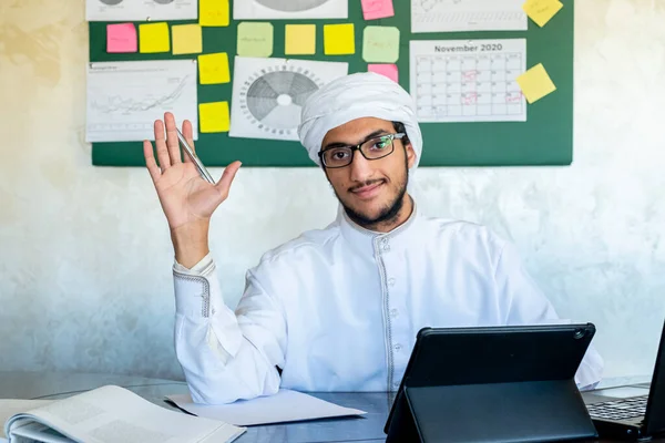 Conférencier Webinaire Homme Affaires Musulman Heureux Enseignant Regardant Caméra Donnant — Photo