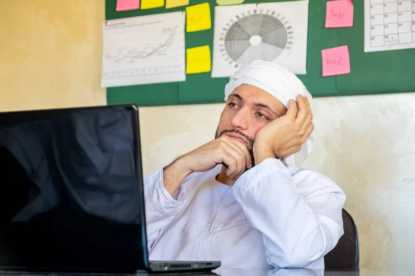 Giovane Uomo Arabo Sta Pensando Nel Suo Lavoro Con Uno — Foto Stock