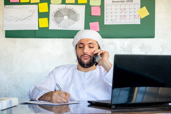 Arabian Homme Utilisant Son Téléphone Portable Tout Travaillant Des Fins — Photo