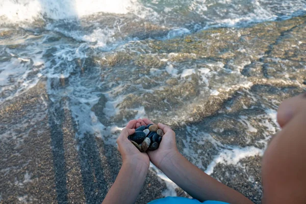 Pietre Nelle Mani Del Maschio Vicino All Oceano — Foto Stock