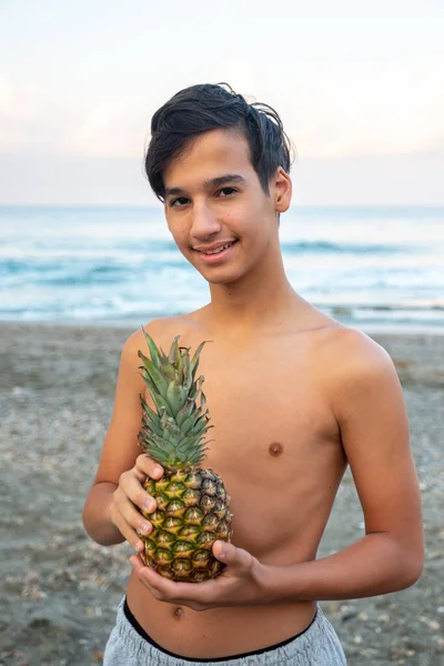 Ung Pojke Som Håller Ananas Nära Havet — Stockfoto