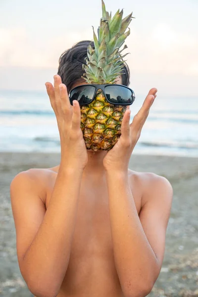 Deniz Kenarında Ananas Tutan Genç Çocuk — Stok fotoğraf