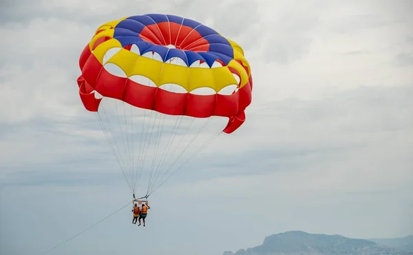 Πολύχρωμο Αερόστατο Θερμού Αέρα Πάνω Από Θάλασσα — Φωτογραφία Αρχείου