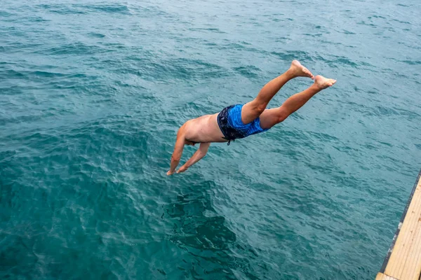 Uomo Che Salta Nell Oceano — Foto Stock