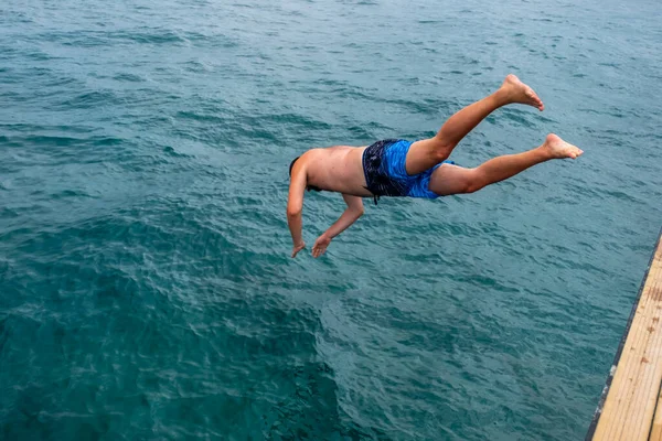 Άνθρωπος Πηδάει Μέσα Στον Ωκεανό — Φωτογραφία Αρχείου