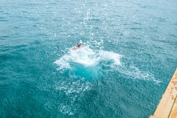 Man Jumping Ocean — Stock Photo, Image