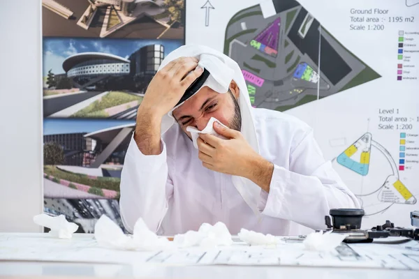 Arabský Architekt Používá Hodně Tkání Protože Nemocný — Stock fotografie