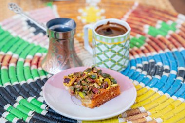 Geleneksel arkaplanda Arap tatlıları, maamoul ve kahve