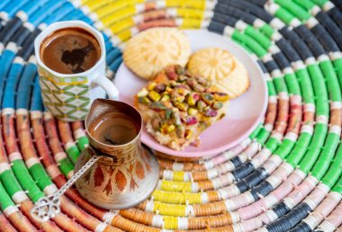 Geleneksel arkaplanda Arap tatlıları, maamoul ve kahve