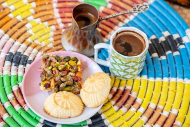 Geleneksel arkaplanda Arap tatlıları, maamoul ve kahve