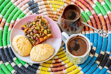 Geleneksel arkaplanda Arap tatlıları, maamoul ve kahve