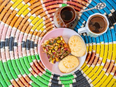 Geleneksel arkaplanda Arap tatlıları, maamoul ve kahve