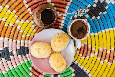 Geleneksel arkaplanda Arap tatlıları, maamoul ve kahve