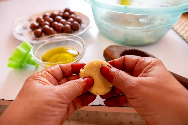 Arabische Vrouw Handen Maken Eid Snoep Cookiesen Mamoul — Stockfoto