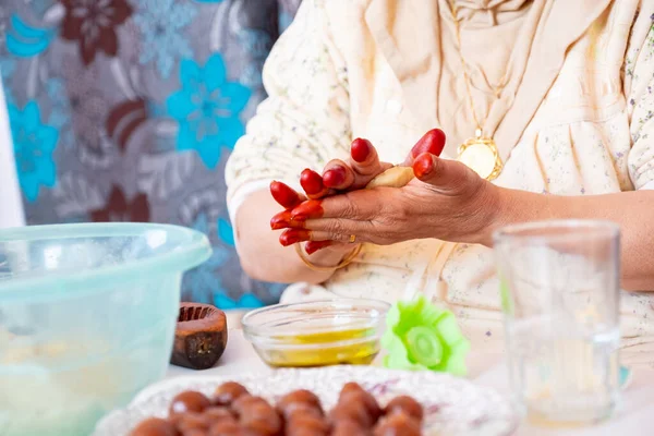 Árabe Mulher Mãos Fazendo Eid Doces Cookiesand Mamoul — Fotografia de Stock