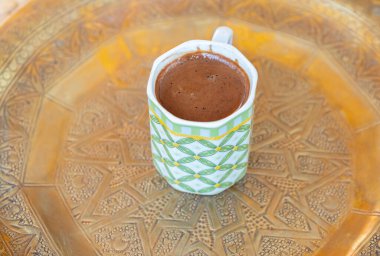 Geleneksel tepside Arap kahvesi