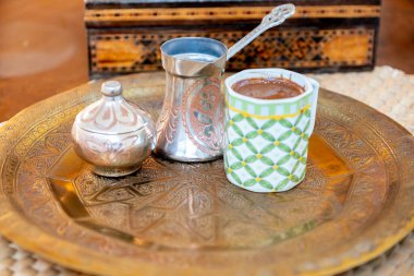 Geleneksel tepside Arap kahvesi