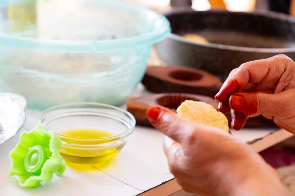 Arabische Vrouw Handen Maken Eid Snoep Cookiesen Mamoul — Stockfoto