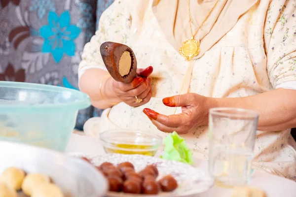 Mujer Árabe Manos Haciendo Dulces Eid Cookiesand Mamoul —  Fotos de Stock