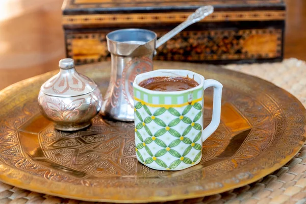 Geleneksel tepside Arap kahvesi