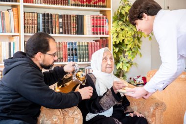 Aile bayram kutlamalarının ve misafirlerin keyfini çıkarın.