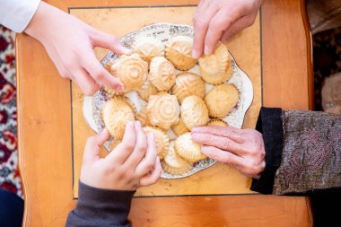 Bayramda Maamoul 'a hizmet eden mutlu Müslüman ailenin elleri
