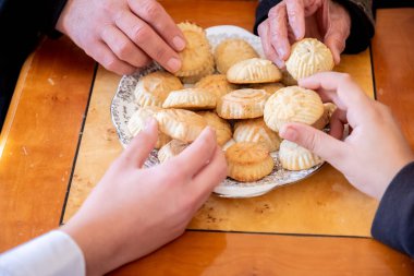 Bayramda Maamoul 'a hizmet eden mutlu Müslüman ailenin elleri