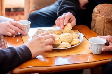 Bayramda Maamoul 'a hizmet eden mutlu Müslüman ailenin elleri