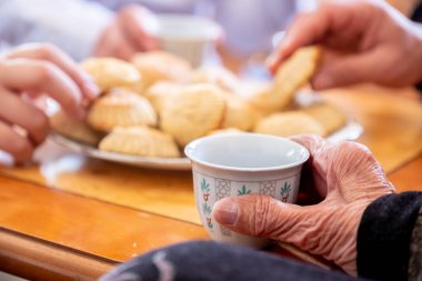 Bayramda Maamoul 'a hizmet eden mutlu Müslüman ailenin elleri