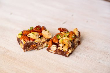 Fıstık ve bademle dolu Arap tatlıları