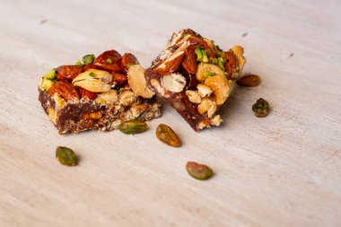 Fıstık ve bademle dolu Arap tatlıları